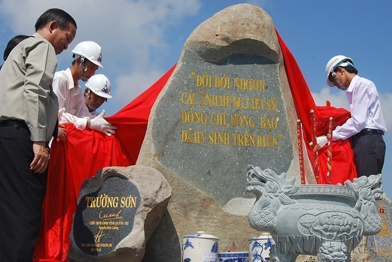 张永重副总理与各部门代表参加了2010年10月17日在槟椥省盛富县盛海乡8号村举行的海上胡志明小道公墓公园项目动工奠基仪式。图自：越通社发