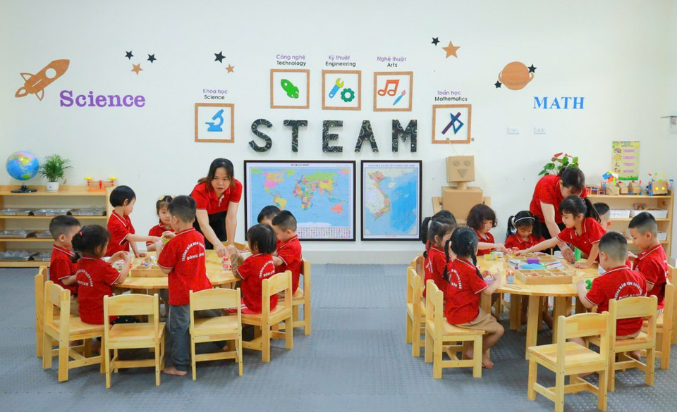 东英县金钟幼儿园的教室和功能室设计现代，拥有足够的自然光线，通风良好，为孩子们在活动、学习、玩乐、用餐和休息时提供安全的环境。图自越通社