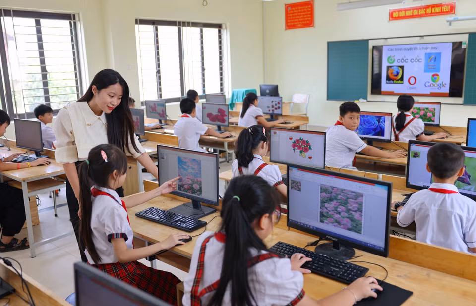 作为庆祝首都解放70周年的工程，丹凤县同塔小学校达到国家二级标准，设计为三层，总建筑面积超过3100平方米，并配备有迷你足球场、绿色图书馆、停车场、草坪、绿化以及消防系统等辅助设施。图自越通社