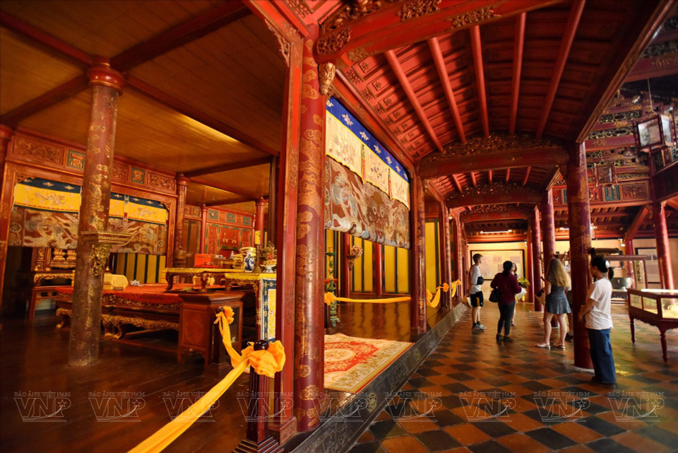 崇恩殿内金碧辉煌，雕梁画栋。图自越通社越南画报