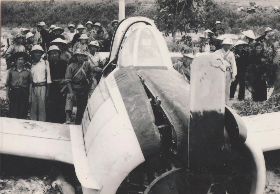 1964年8月5日在越南广平省被击落的美国飞机残骸。海军军种供图/越通社发