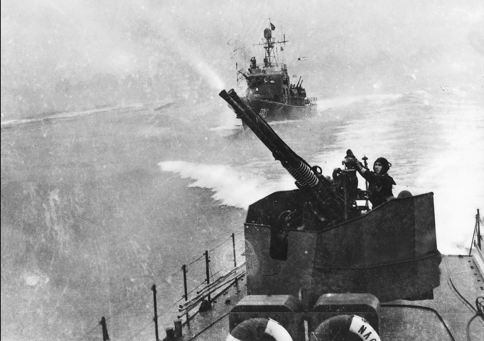 越南人民海军战斗舰在清化省历长与美国战机交战（1964年8月5日）。海军军种供图/越通社发