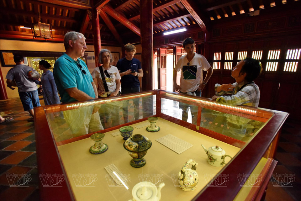 外国游客参观了解明命皇帝陵中所展示的实物。图自越通社越南画报