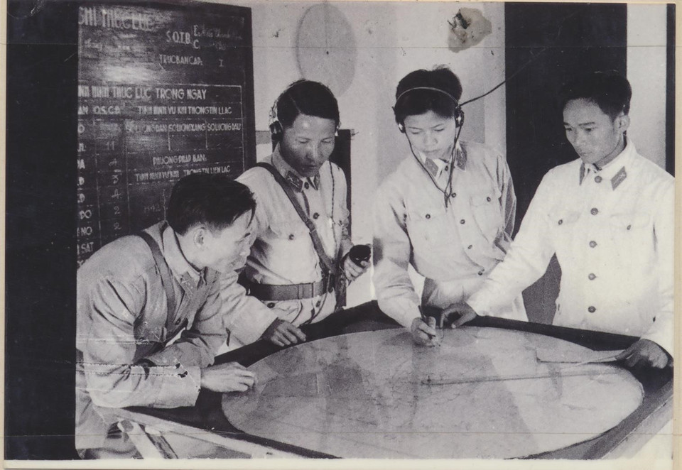 指挥队密切关注美国马多克斯号驱逐舰的抗击情况（1964年8月2日）。海军军种供图/越通社发