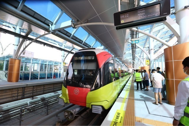 列车到达纸桥S8站。图自越通社