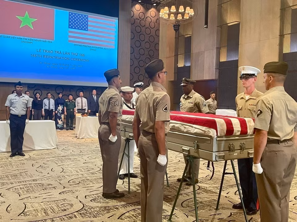 在越南战争时期失踪的美国军人遗骸（MIA）第166次交接仪式在岘港市举行（2024年）。图自越通社发
