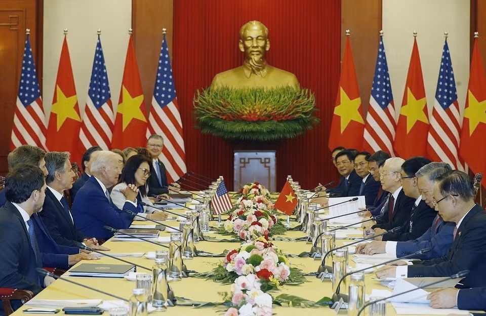 越共中央总书记阮富仲同美国总统乔·拜登举行会谈（2023年9月于河内）。双方通过了关于将两国关系提升为致力于和平、合作与可持续发展的越美全面战略伙伴关系的联合声明。图自越通社