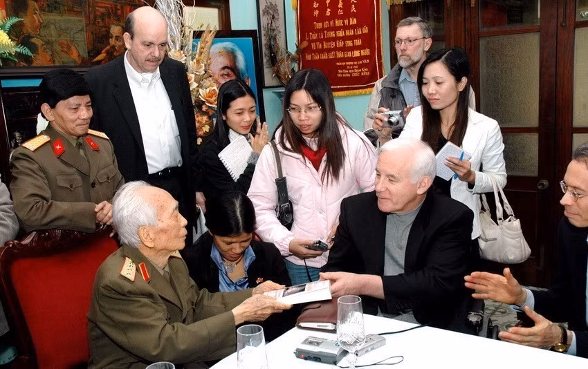 武元甲大将向美国的越战退伍军人基金会主席罗伯特·穆勒送书（2006年12月）。图自越通社