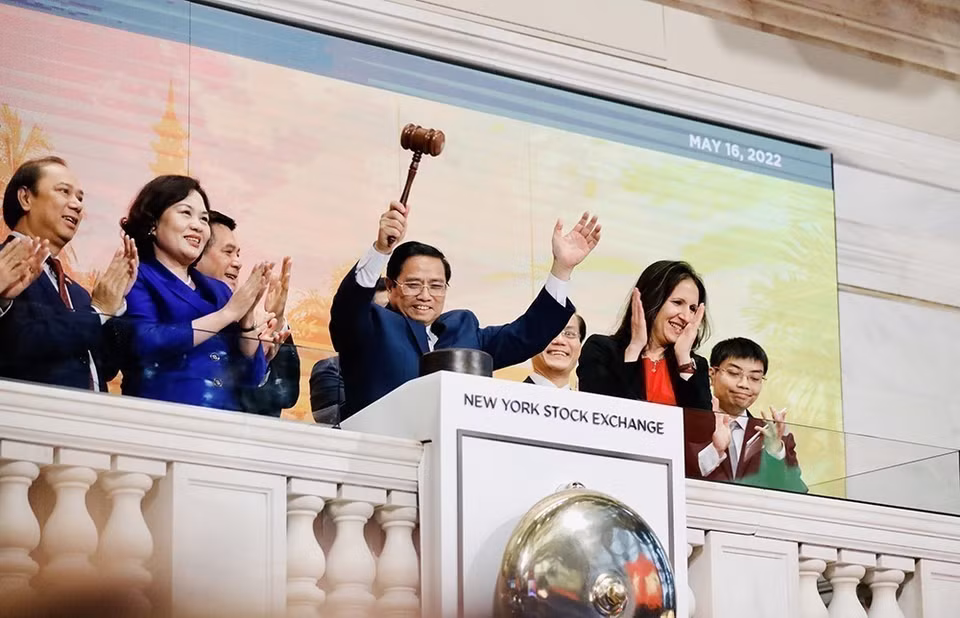 越南政府总理范明政访问纽约证券交易所（2022年5月）。图自越通社