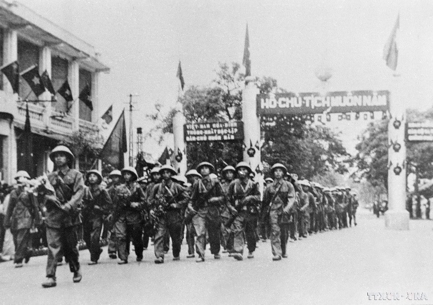 在首都人民的期待中，1954年10月10日上午，308号先锋军从各个城门进入首都接管政权。图自越通社