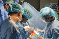 长沙群岛上首例开胸手术成功进行。图自175军医院