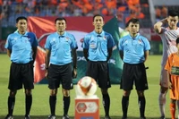 越南裁判在越南职业足球联赛（V-League）执法比赛。 图自VPF