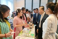两国企业代表在8月28日于柬埔寨举行的“越南-柬埔寨企业对接会议”上进行交流。图自贸易促进局
