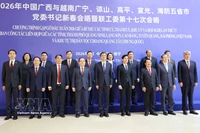 与会代表合影。图自越通社