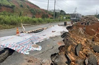 林同省多条国道、省道和重要交通干线发生严重山体滑坡。图自越通社