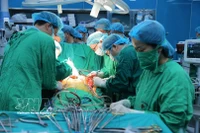 中央肺科医院实施的一例肺移植手术。图自越通社