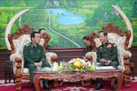 越南边防部队司令黎德泰中将和老挝国防部长坎良·乌塔凯松上将。图自越通社