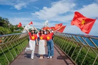 在4月30日至5月1日期间前往岘港的游客将获赠印有金星红旗的T恤衫，以欢庆国家同乐日。图自baomoi.vn