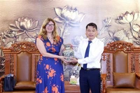 越共中央宣教与民运部副部长武青梅向联合国儿童基金会驻塞内加尔代表西尔维娅-达内洛夫赠送纪念品。图自越通社