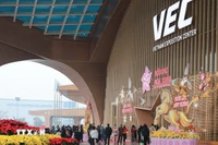 2026年春季博览会吸引众多游客前来参观购买。图自越通社