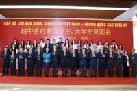 越共中央总书记苏林同越中各时期留学生、大学生合影留念。图自越通社