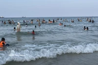 越门海滩坐落在石捍河口。图自越通社