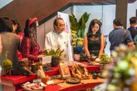 游客参观新近亮相、位于胡志明市滨城坊的河粉博物馆。图自西贡解放报