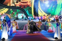 越南与中国文化在首届红河文化节开幕之夜绽放绚丽色彩。图自越通社