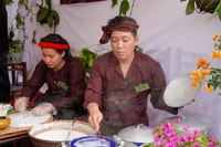 清池卷粉粉皮薄、软、透，带有大米自然清香，常配以清淡蘸料和炸葱食用。图自越通社