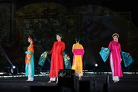 在首届河内世界文化节中进行奥黛表演。图自越通社