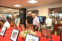 越南驻以色列大使馆举办提为“人生的回响”的摄影艺术展。图自越通社