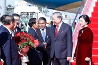 越共中央总书记苏林和夫人抵达万象 。图自越通社