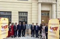 越南驻法国大使出席马赛报广场胡志明主席纪念牌匾换发仪式。图自越通社