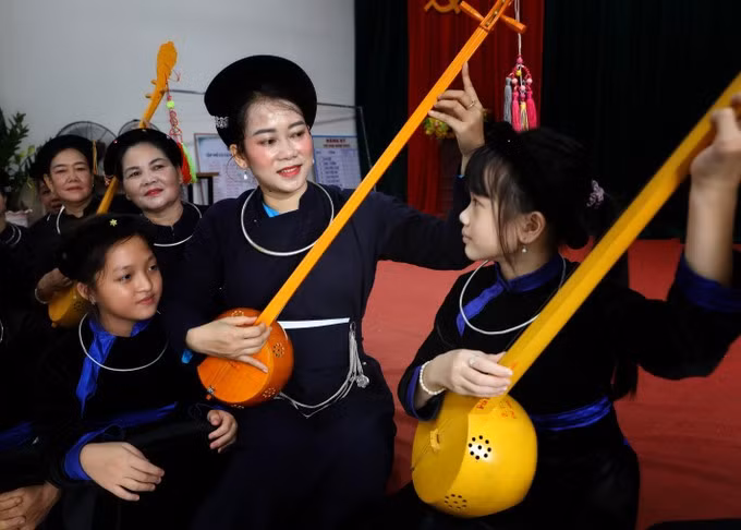 truyen-day-hat-then-dan-tinh-cho-cac-em-nho-tai-cau-lac-bo-hat-then-dan-tinh-xa-luc-ngan-bac-ninh-anh-ttxvn.jpg