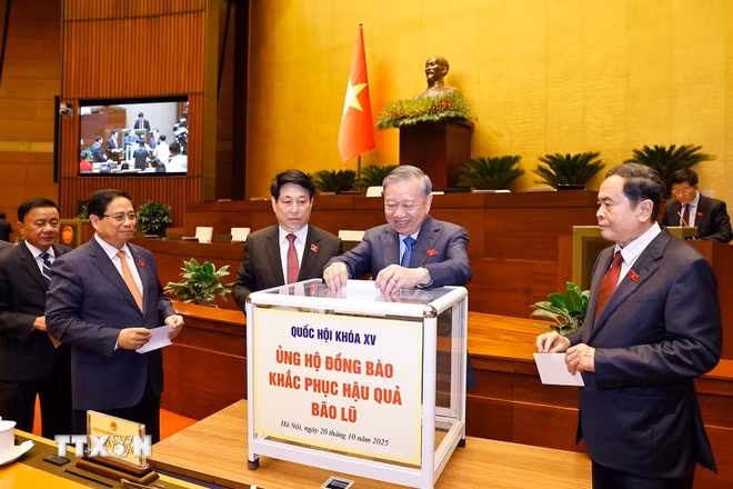 dai-bieu-quoc-hoi-ung-ho-dong-bao-khac-phuc-hau-qua-bao-lu-20-9.jpg