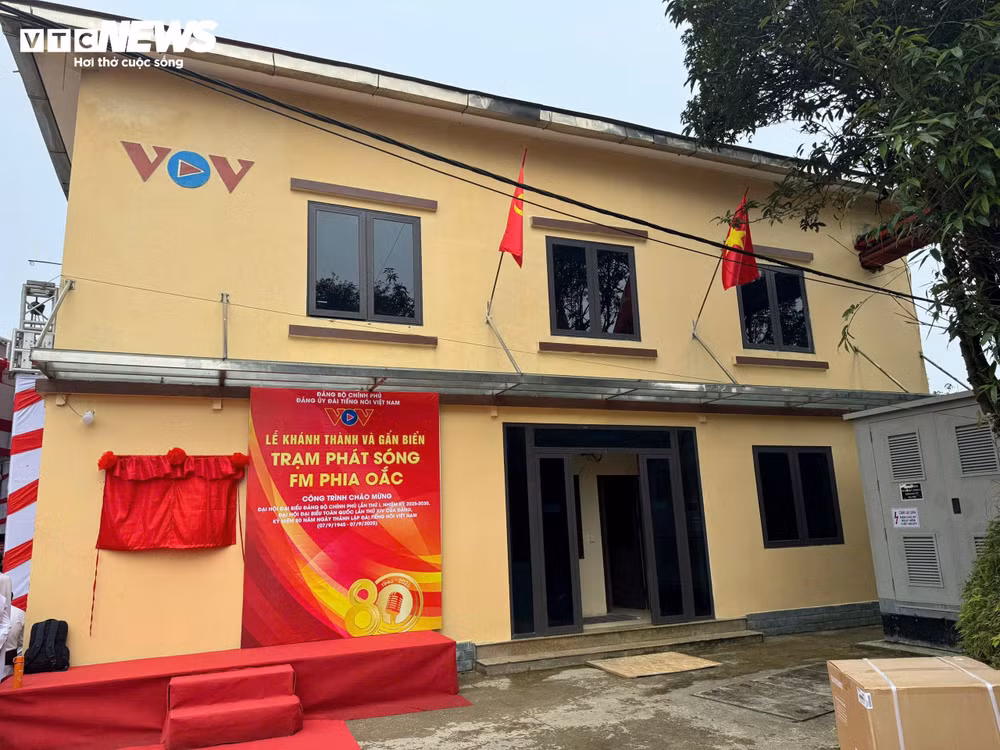 khanh-thanh-va-gan-bien-tram-phat-song-fm-phia-oac.jpg