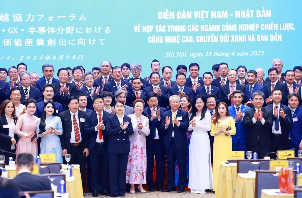 vna-potal-thu-tuong-pham-minh-chinh-va-thu-tuong-nhat-ban-ishiba-shigeru-tham-du-dien-dan-doanh-nghiep-viet-nam-nhat-ban-8001296.jpg