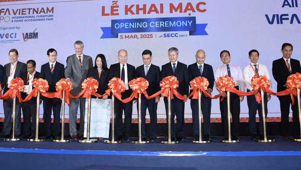 vna-potal-khai-mac-hoi-cho-quoc-te-do-go-va-my-nghe-xuat-khau-viet-nam-2025-7887571.jpg