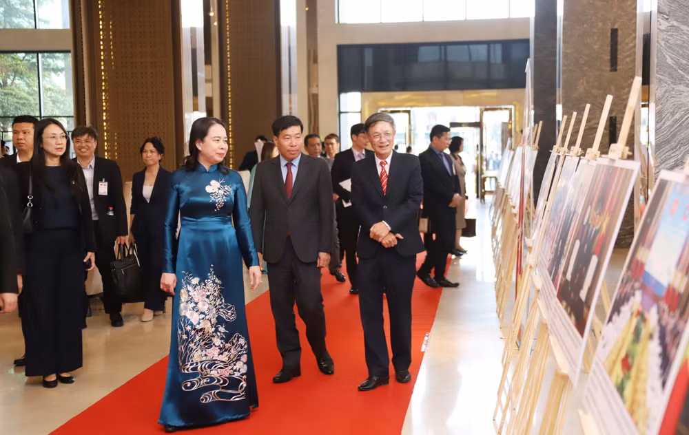 vna-potal-tiec-chieu-dai-ky-niem-80-nam-quoc-khanh-viet-nam-tai-lao-8229024.jpg