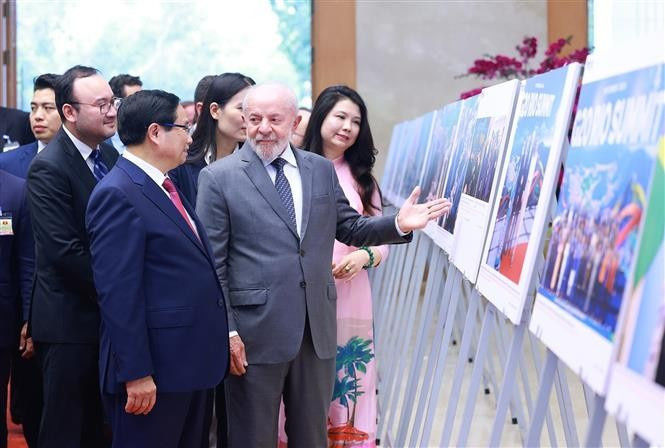 越南政府总理范明政和巴西总统卢拉参观有关两国关系图片展。图自越通社 越南政府总理范明政和巴西总统卢拉参观有关两国关系图片展。图自越通社