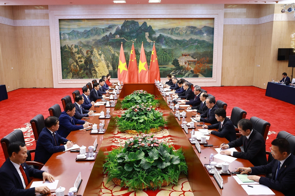 越南政府总理范明政与中国国务院总理李强举行会谈。图自越通社 越南政府总理范明政与中国国务院总理李强举行会谈。图自越通社