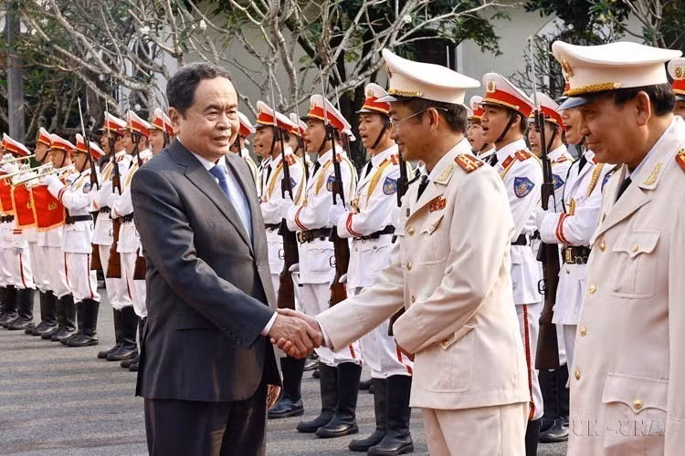 vna-potal-80-nam-cong-an-nhan-dan-viet-nam-vi-nuoc-quen-than-vi-dan-phuc-vu-8196476.jpg