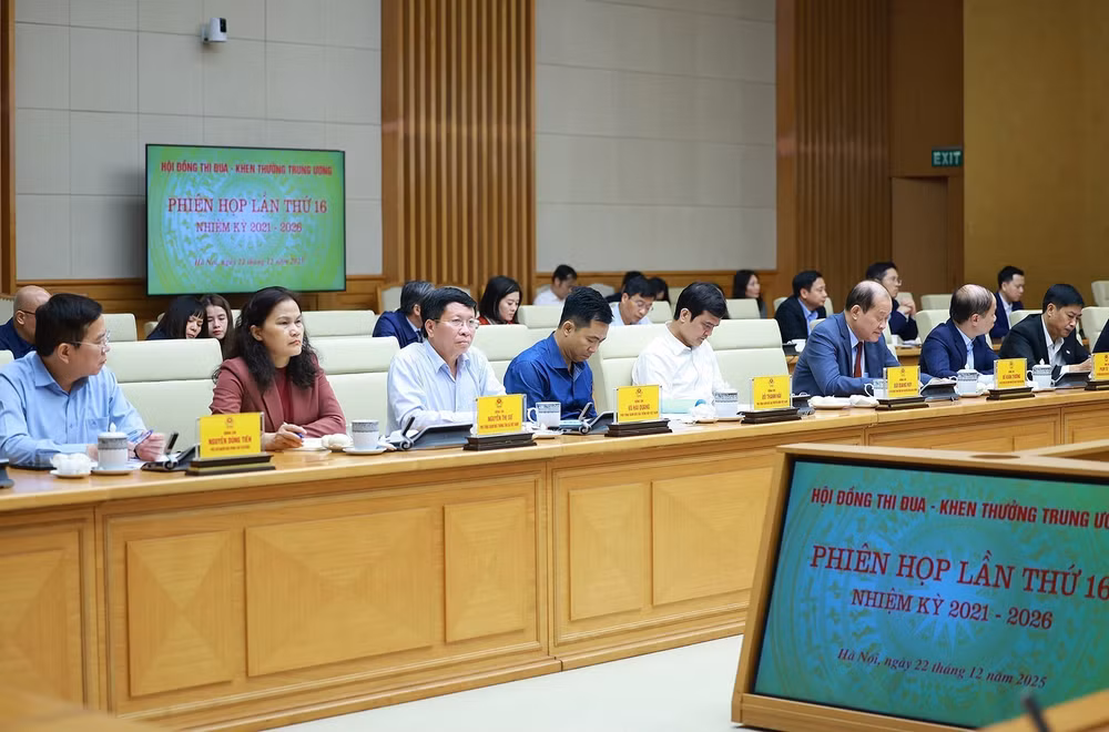 vna-potal-thu-tuong-chu-tri-phien-hop-lan-thu-16-cua-hoi-dong-thi-dua-khen-thuong-trung-uong-8487885.jpg