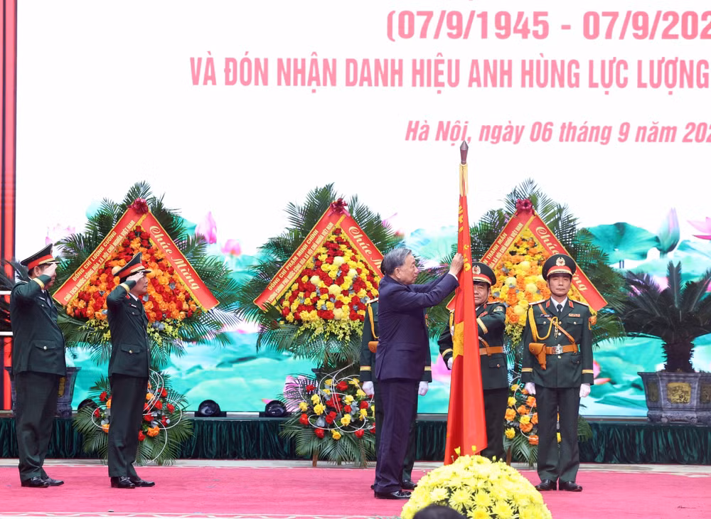 vna-potal-tong-bi-thu-to-lam-du-ky-niem-80-nam-ngay-truyen-thong-bo-tong-tham-muu-qdnd-viet-nam-8259770.jpg