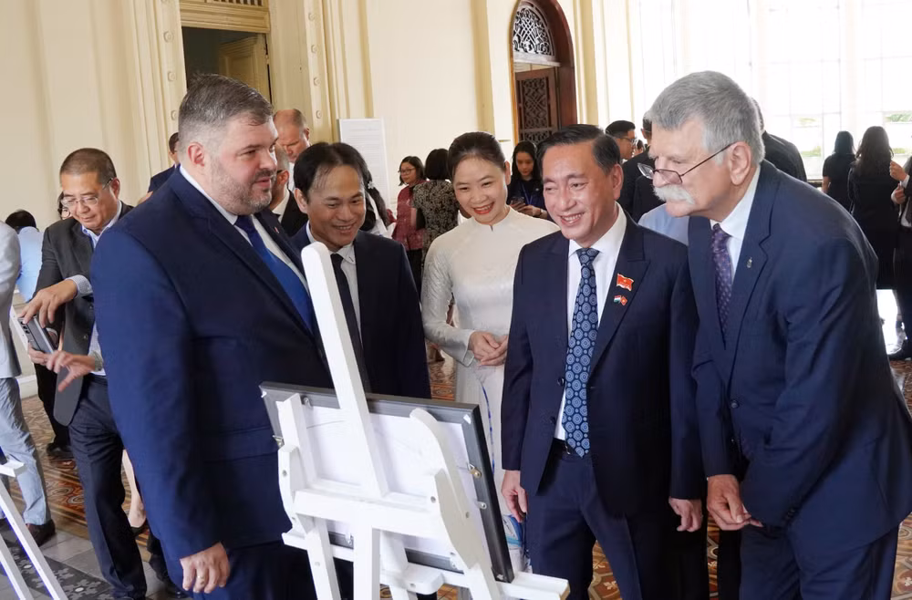 vna-potal-chu-tich-quoc-hoi-hungary-du-khai-mac-trien-lam-anh-ve-thanh-pho-ho-chi-minh-dau-the-ky-xx-8348134.jpg