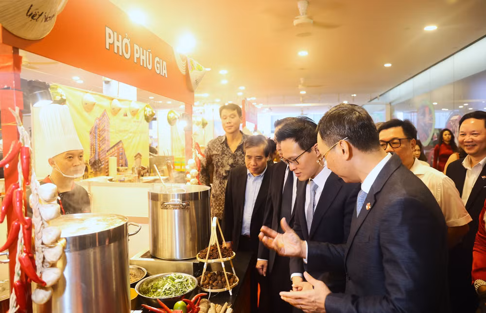 vna-potal-pho-viet-su-gia-van-hoa-gan-ket-viet-nam-singapore-8347730.jpg
