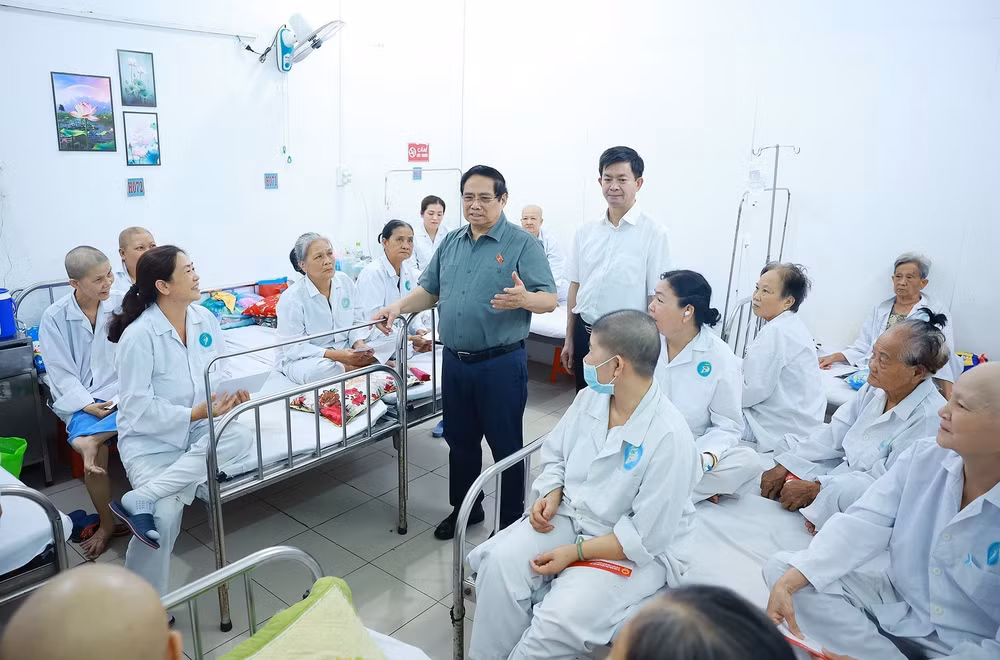 vna-potal-thu-tuong-kiem-tra-cong-tac-kham-chua-benh-cua-benh-vien-ung-buou-can-tho-8348130.jpg