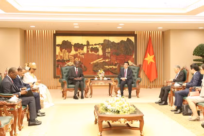 潘文江大将会见毛里塔尼亚政府部长兼秘书长穆克塔尔·侯赛努·拉姆。图自政府门户网站
