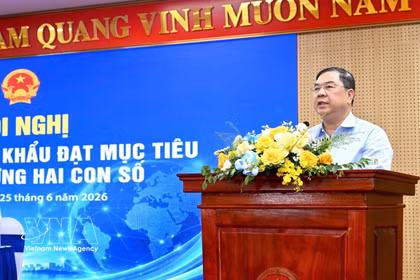 政府常务副总理范家足发表讲话。图自越通社