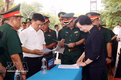 政府副总理范氏清茶检查烈士遗骸搜寻归葬行动启动仪式准备工作。图自越通社